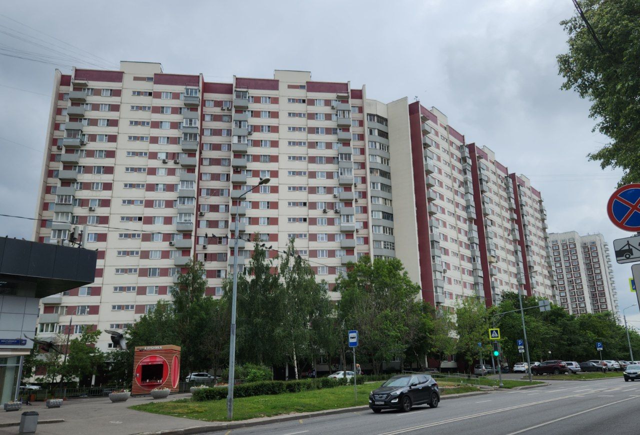 Масква, Бульвар Яна Райниса, 43