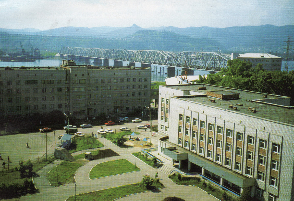 Красноярск, Улица Ломоносова, 47 корп. 7; Улица Ломоносова, 47 корп. 2; Улица Ломоносова, 47 корп. 4; Железнодорожный мост через реку Енисей