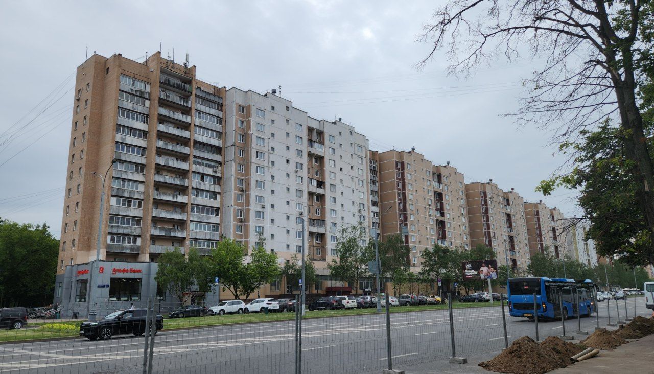 Москва, Бульвар Яна Райниса, 1 (подъезд 12); Бульвар Яна Райниса, 1 (подъезды 2–11)