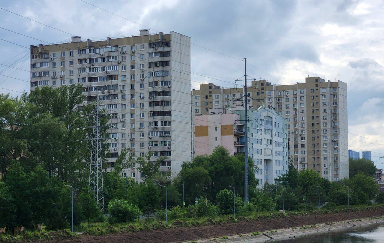 Moskwa, Малая Набережная улица, 13; Малая Набережная улица, 15 корп. 1; Вишнёвая улица, 22 / Малая Набережная улица, 17