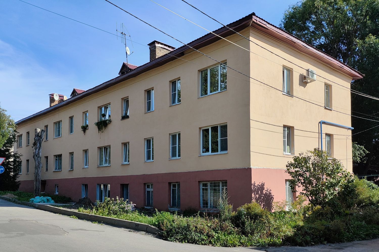 Великий Новгород, Михайлова улица, 8 / Нутная улица, 2