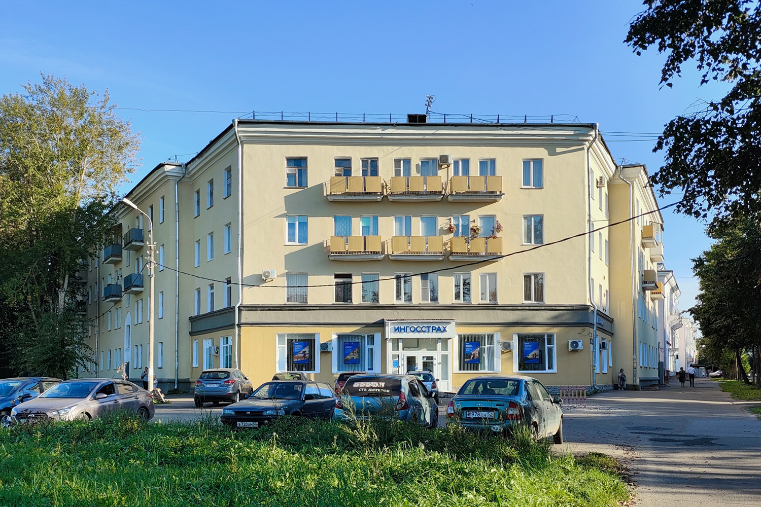 Великий Новгород, Большая Санкт-Петербургская улица, 18 / Улица Черняховского, 98