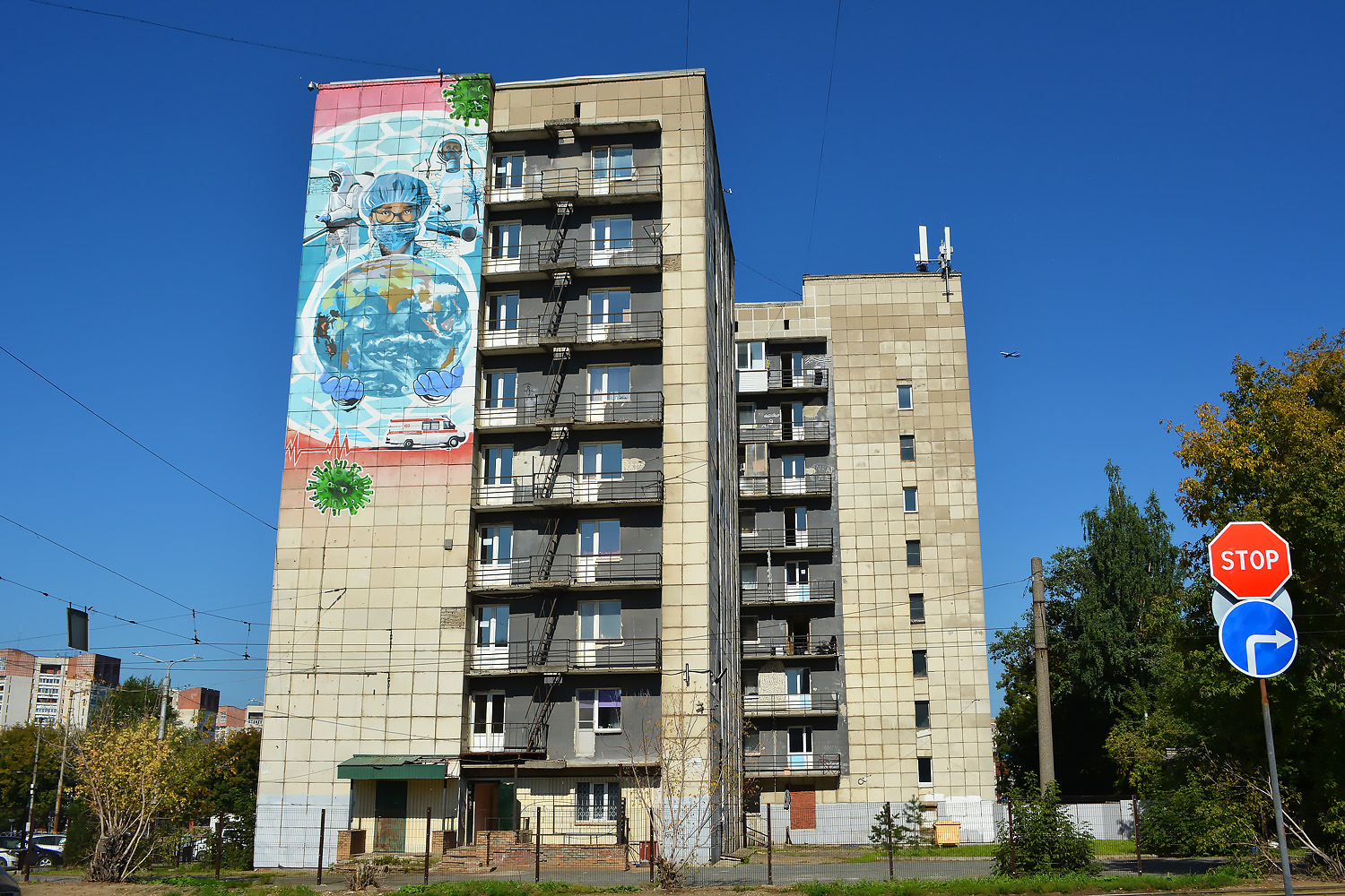 Пермь, Улица Попова, 58. Монументальное искусство (мозаики, росписи, барельефы, сграфито)