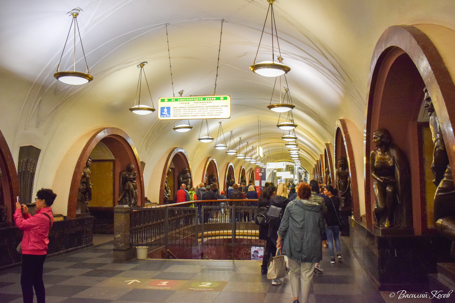 Москва, Арбатско-Покровская линия Московского метрополитена, станция метро «Площадь Революции»