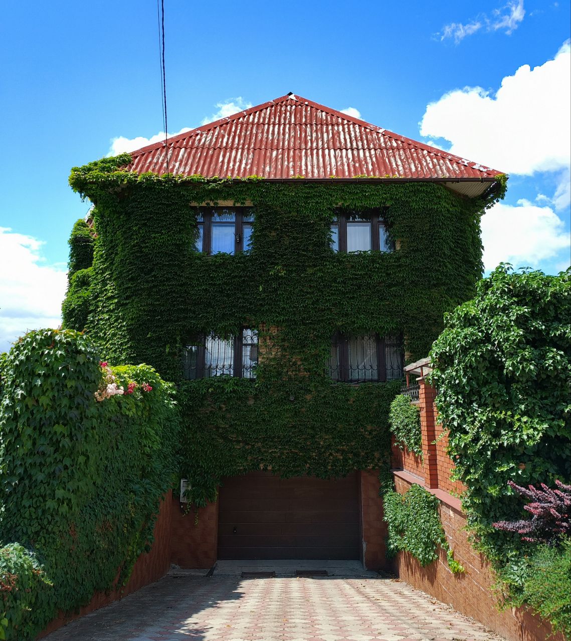 Ясиноватая, Полевая улица, 11