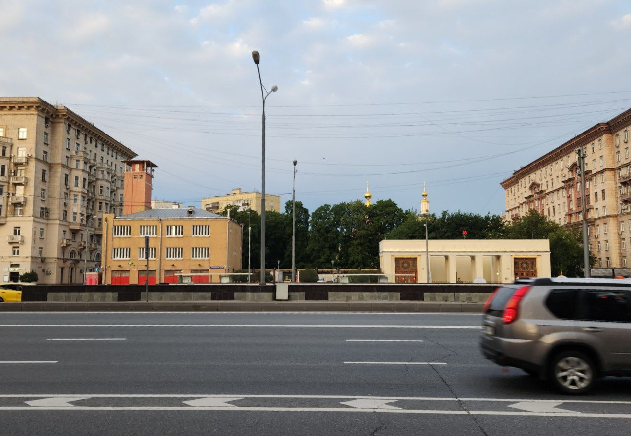 Moskwa, Ленинградский проспект, 71А; Замоскворецкая линия Московского метрополитена, станция метро «Сокол»