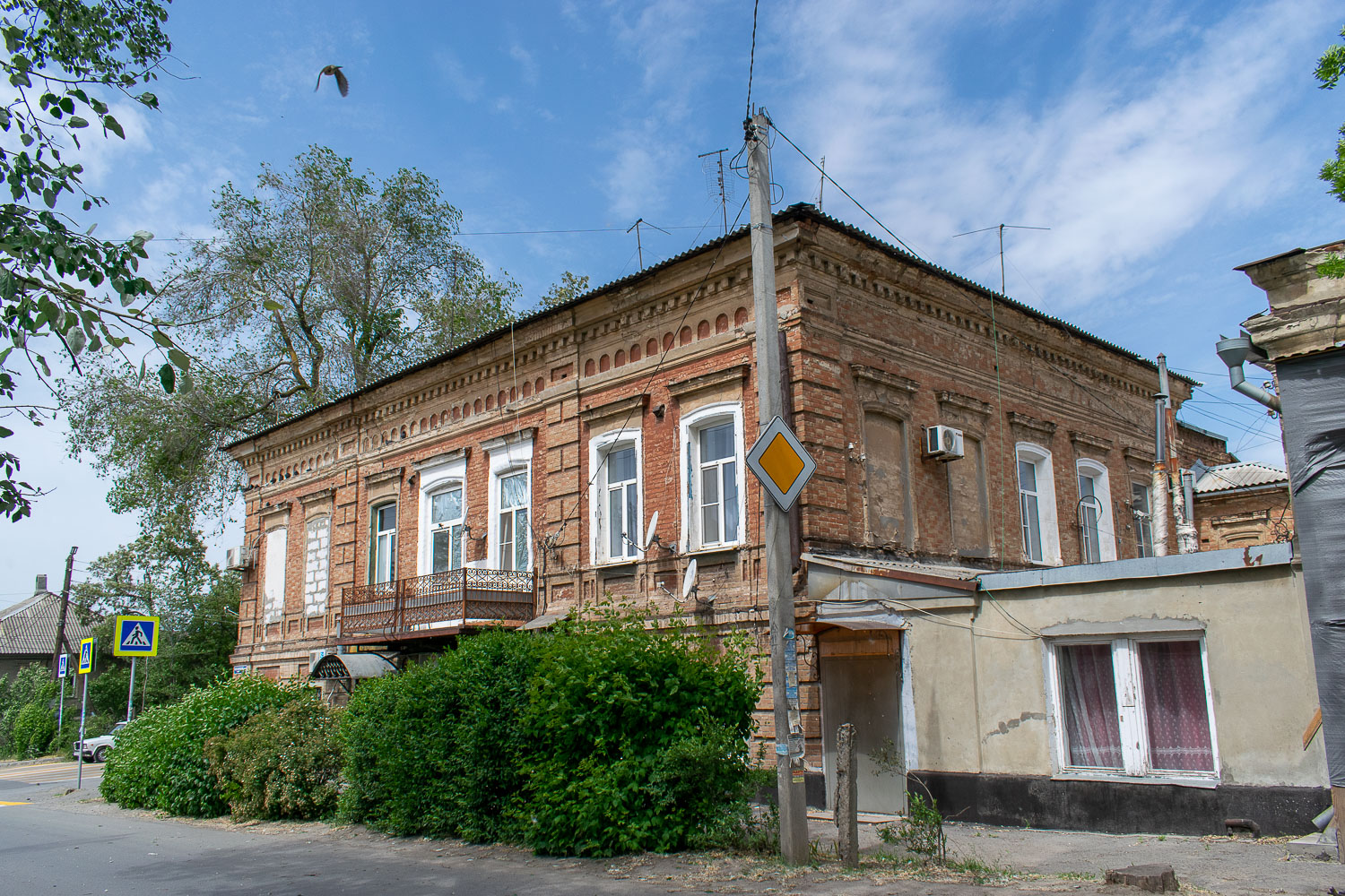 Новочеркасск, Александровская улица, 92 / Улица Орджоникидзе, 30