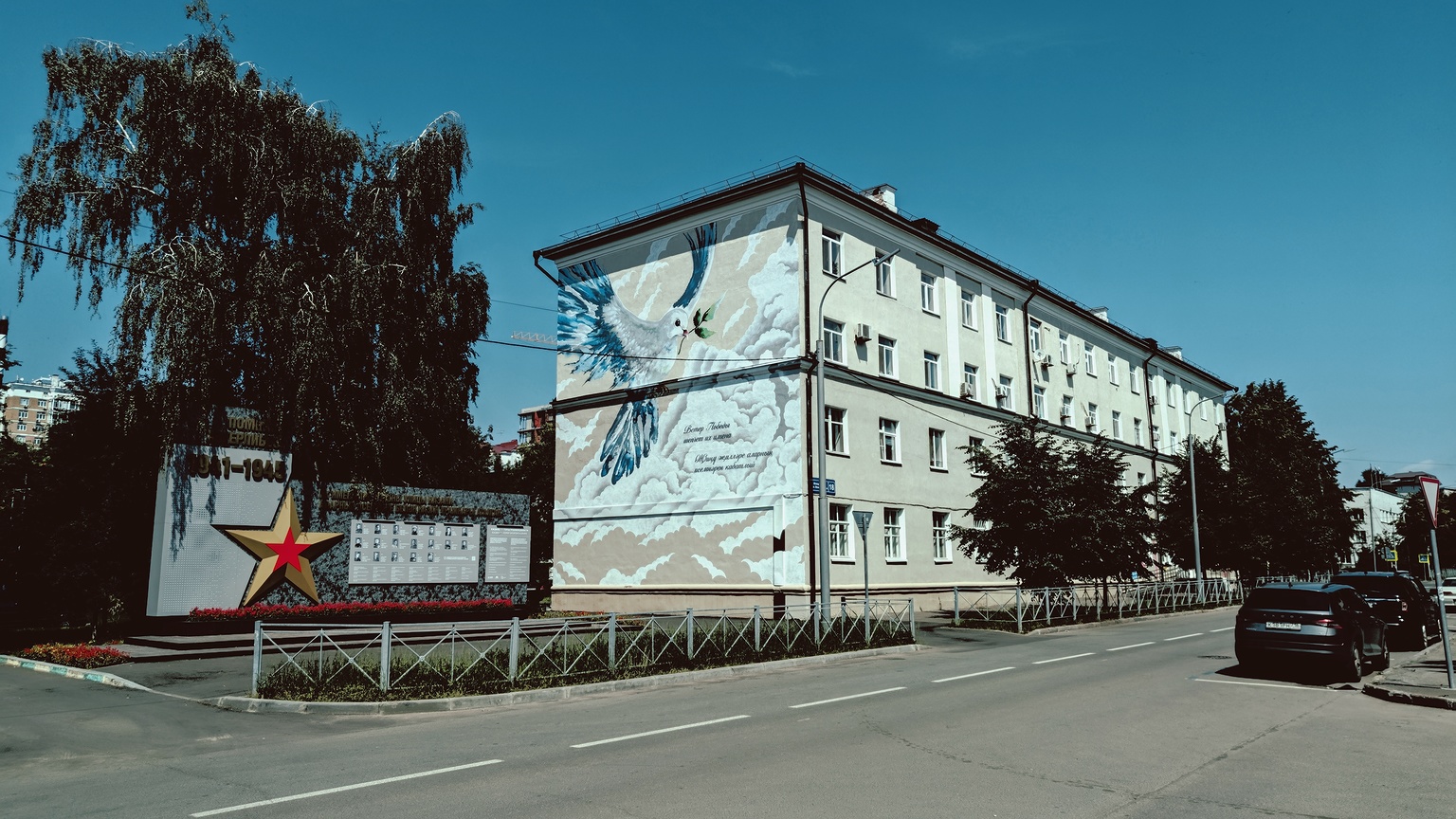 Казань, Ипподромная улица, 18. Монументальное искусство (мозаики, росписи, барельефы, сграфито)