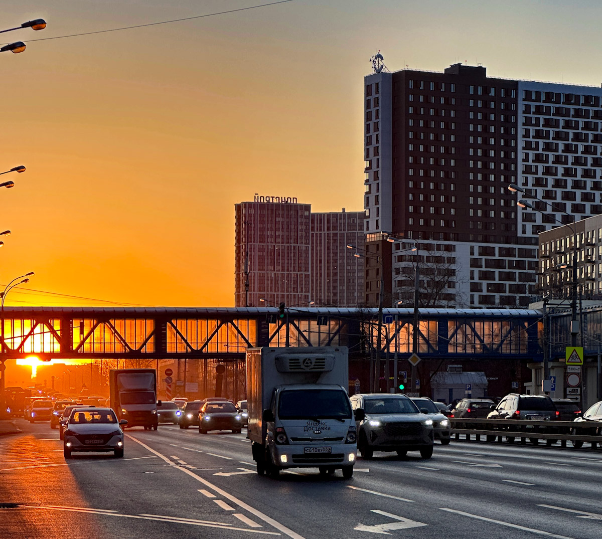 Moskva, Шоссе Энтузиастов, Авиамоторный пешеходный мост; Красноказарменная улица, 14А корп. 6