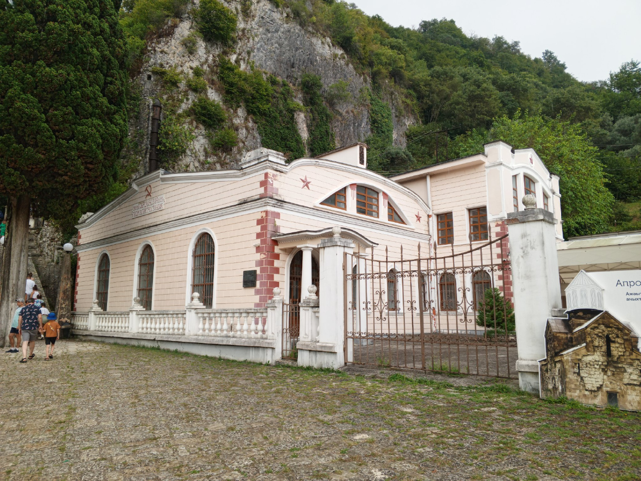 Новый Афон, Улица Эшба, 8*