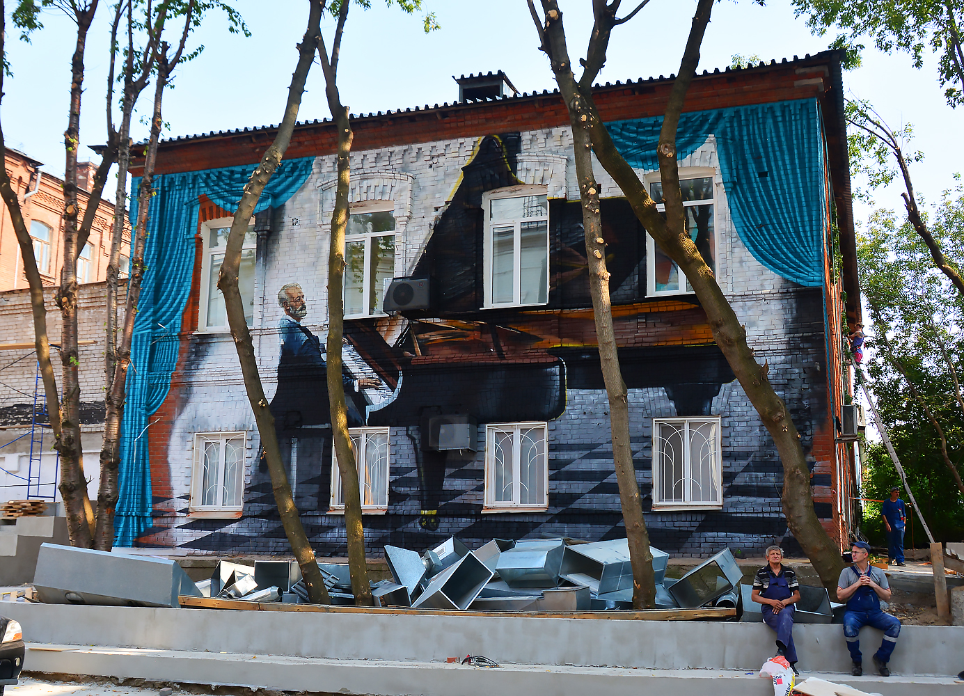 Пермь, Улица Максима Горького, 15. Монументальное искусство (мозаики, росписи, барельефы, сграфито)