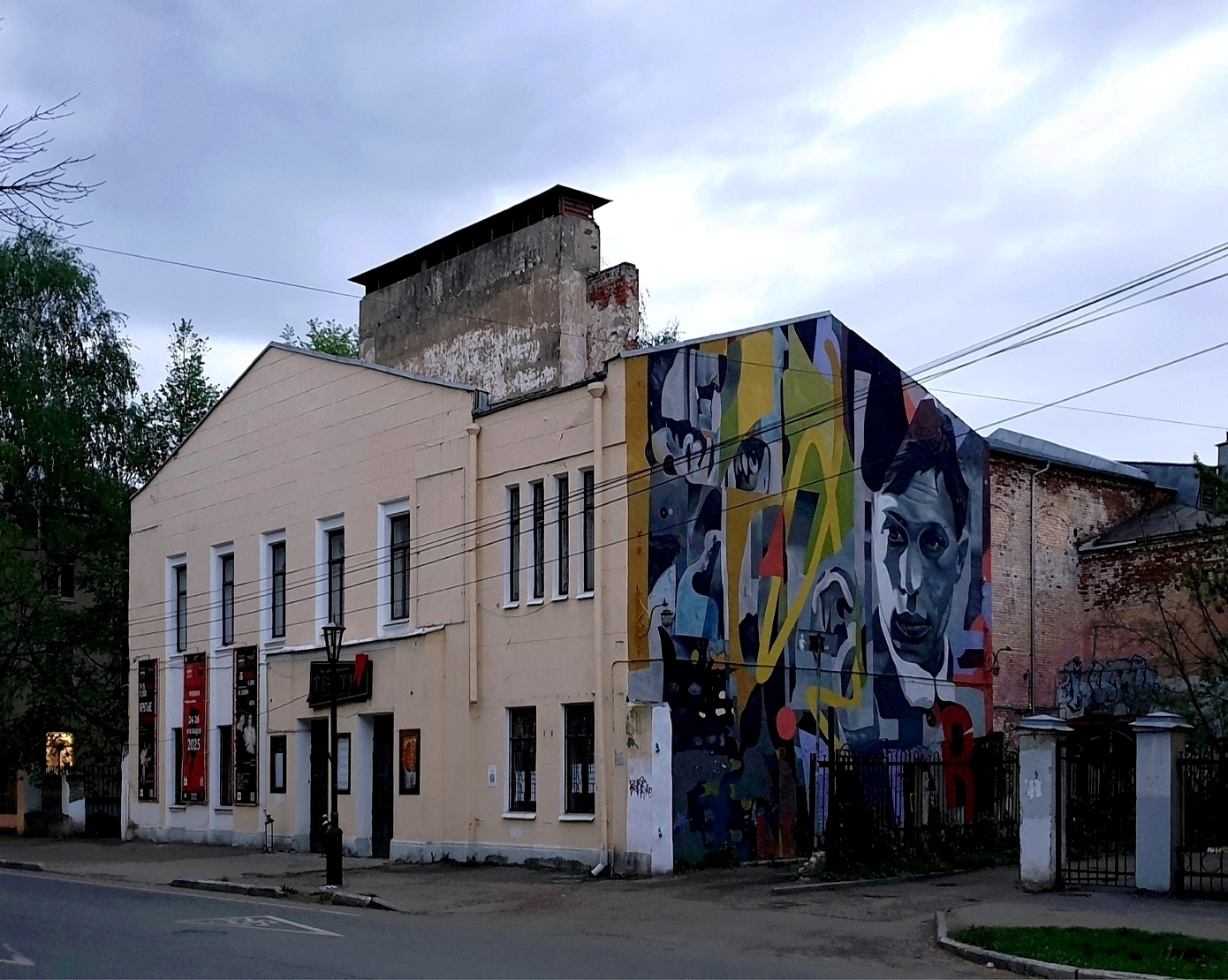 Ярославль, Улица Свердлова, 9. Монументальное искусство (мозаики, росписи, барельефы, сграфито)