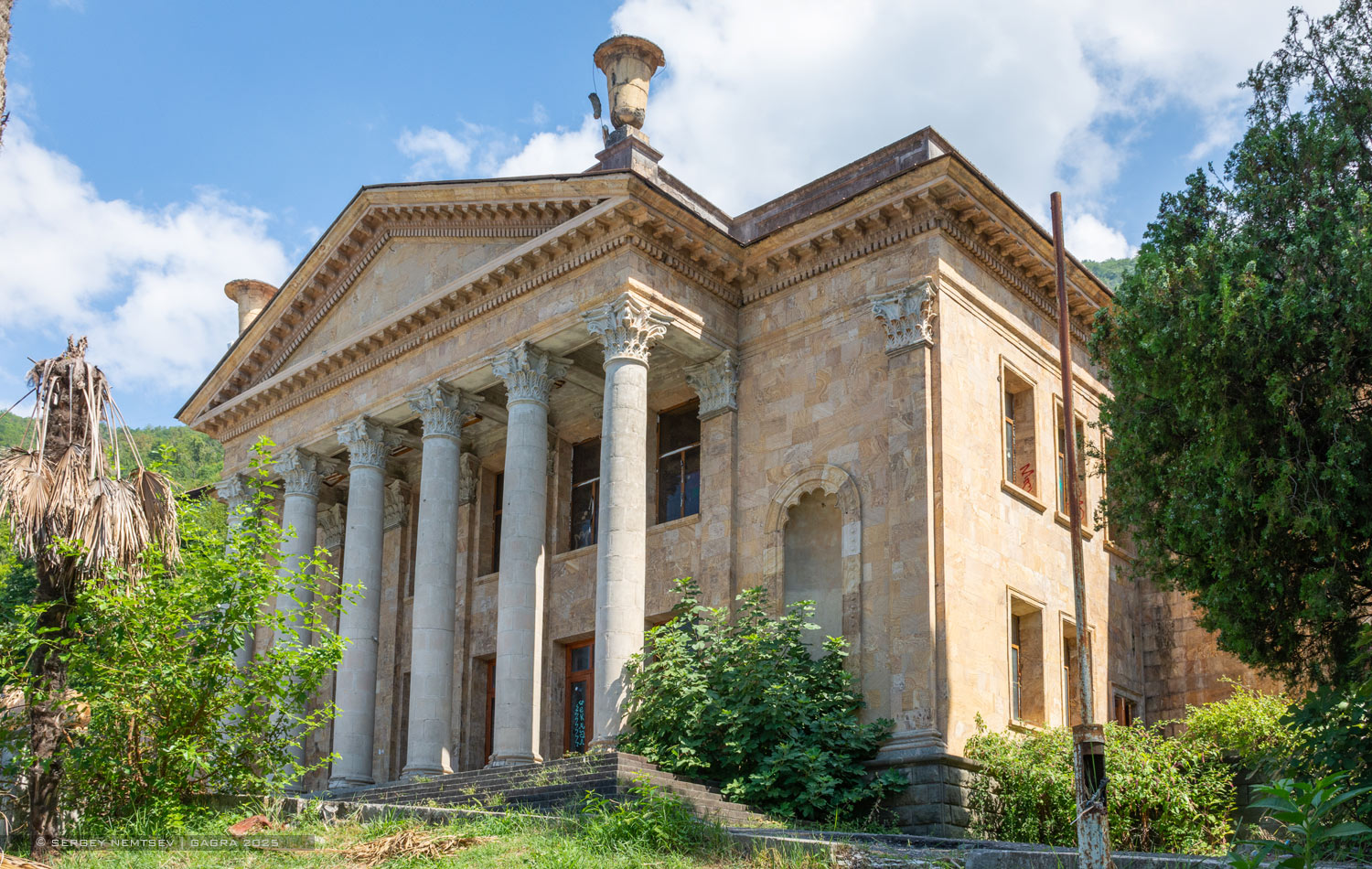 Гагра, Проспект Ардзинба, 44