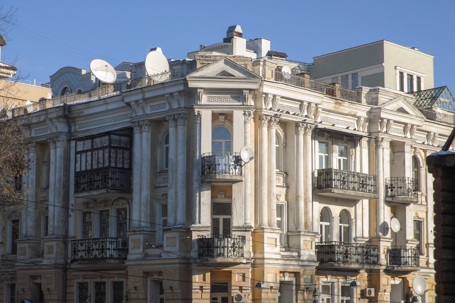 Киев, Владимирская улица, 40 / Улица Ярославов вал, 2