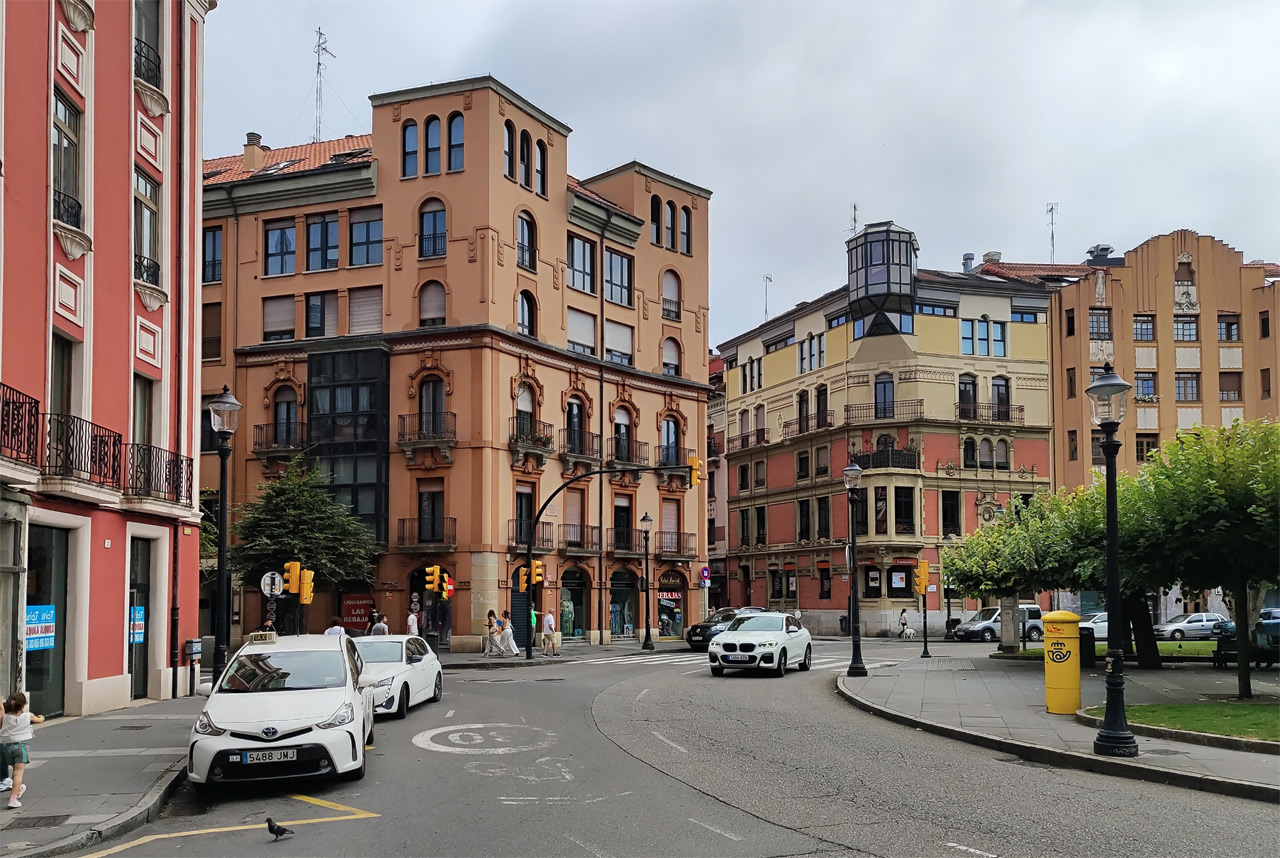 Хихон, Calle Uría, 2; Calle Santa Doradía, 1; Plaza de San Miguel, 9