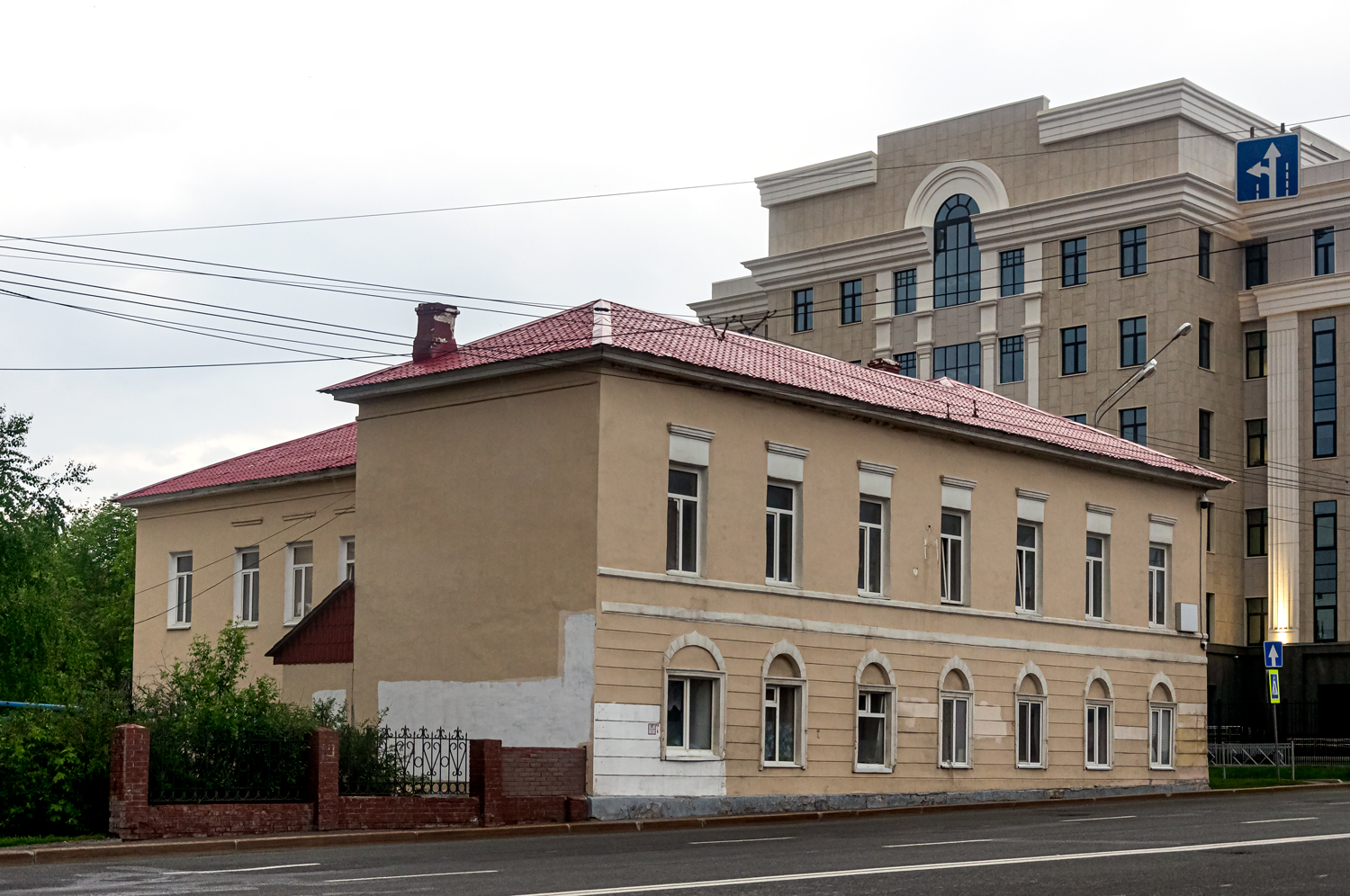 Уфа, Улица Гоголя, 13 / Улица Заки Валиди, 37/1