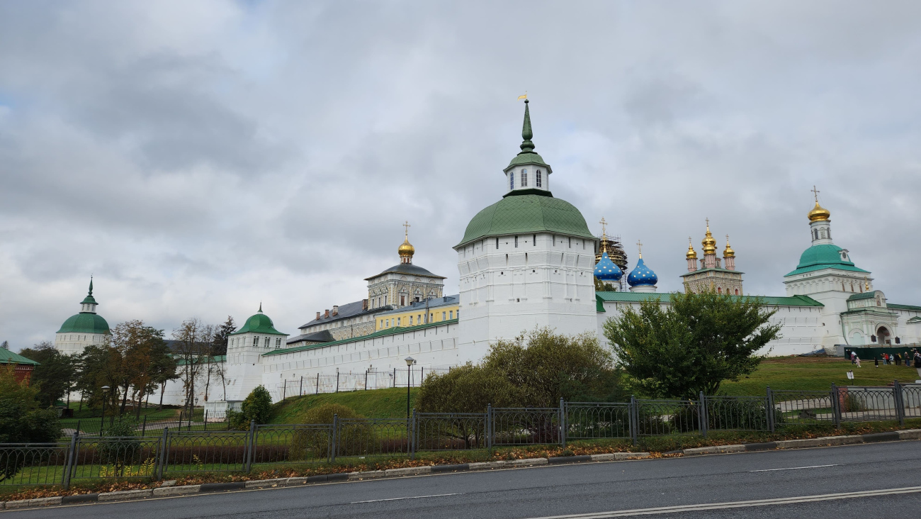 Сергиев Посад, Свято-Троицкая Сергиева лавра, Луковая башня; Свято-Троицкая Сергиева лавра, Трапезная церковь; Свято-Троицкая Сергиева лавра, Пятницкая башня; Свято-Троицкая Сергиева лавра, Красная башня