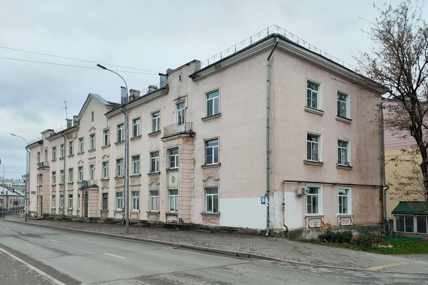 Pskov, Улица Леона Поземского, 8