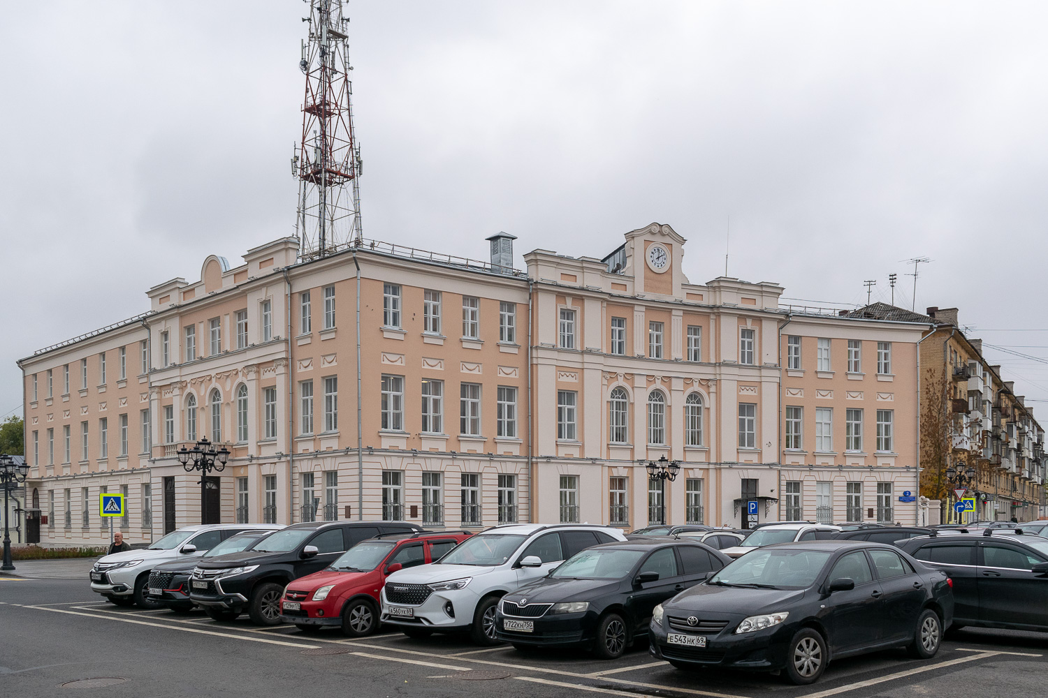 Тверь, Площадь Михаила Тверского, 2 / Новоторжская улица, 24 Тверь, Площадь Михаила Тверского, 2 / Новоторжская улица, 24