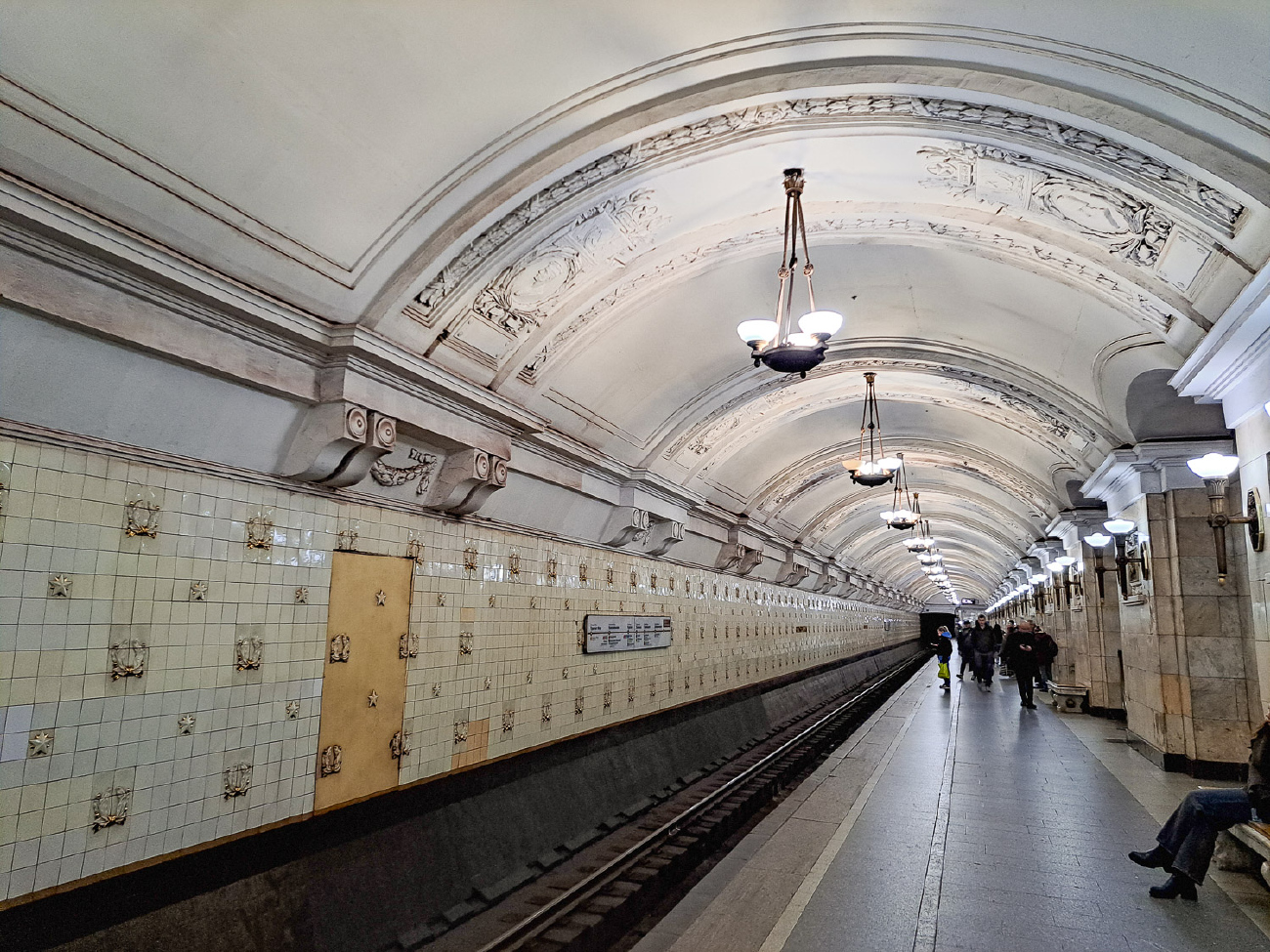 Moskau, Кольцевая линия Московского метрополитена, станция метро «Октябрьская»