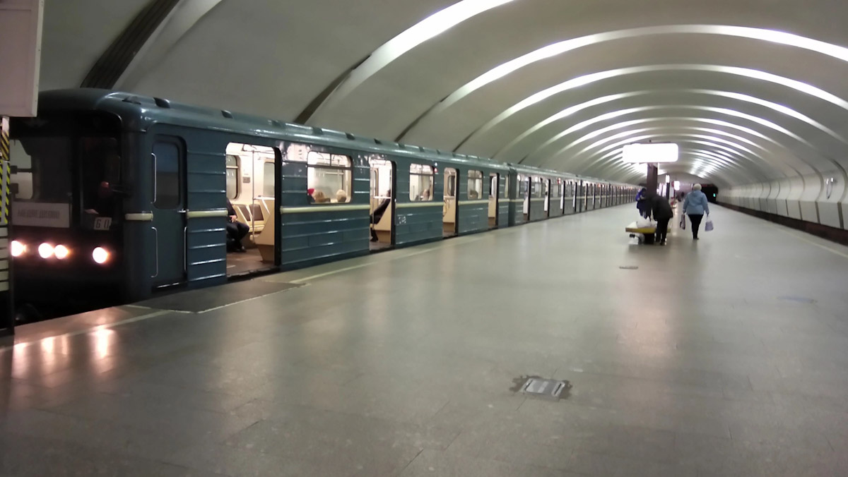 Moskwa, Калужско-Рижская линия Московского метрополитена, станция метро «Коньково»