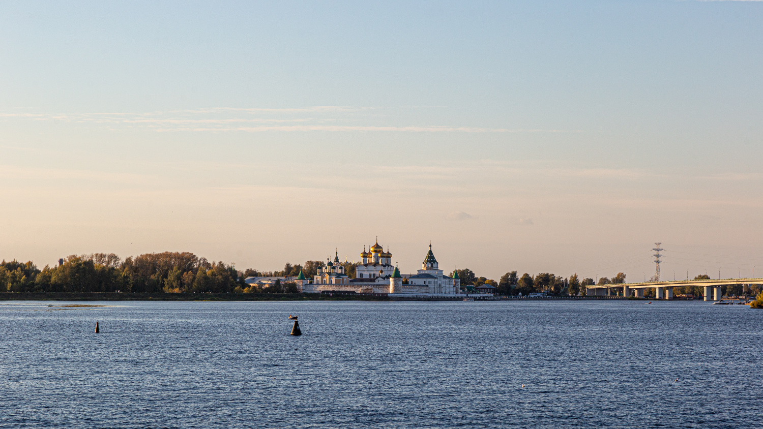 Кострома, Улица Просвещения, 1 (Богородицкий собор); Улица Просвещения, 1 (Братский корпус); Улица Просвещения, 1 (Екатерининские врата); Улица Просвещения, 1 (Настоятельские покои); Улица Просвещения, 1 (Северо-Западная башня); Улица Просвещения, 1 (Троицкий собор); Улица Просвещения, 1 (звонница); Улица Просвещения, 1 (палаты Романовых); Улица Просвещения, 1 корп. 5; Улица Просвещения, 1 корп. 1; Улица Островского, мост через Кострому. Панорамы