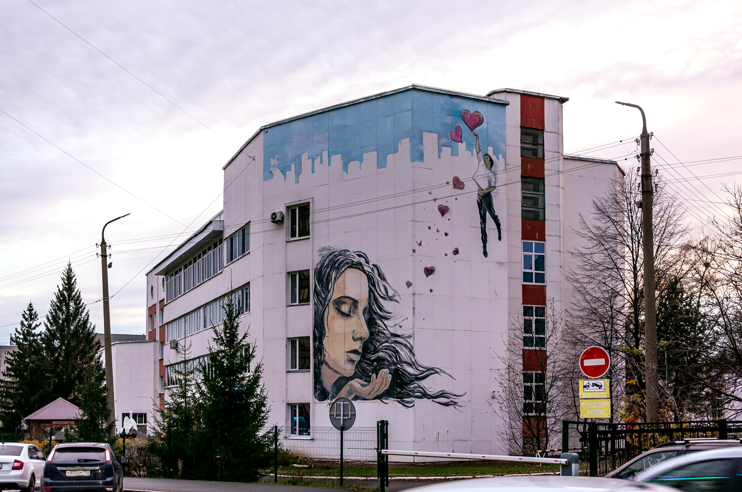 Уфа, Батырская улица, 41/1. Монументальное искусство (мозаики, росписи, барельефы, сграфито)