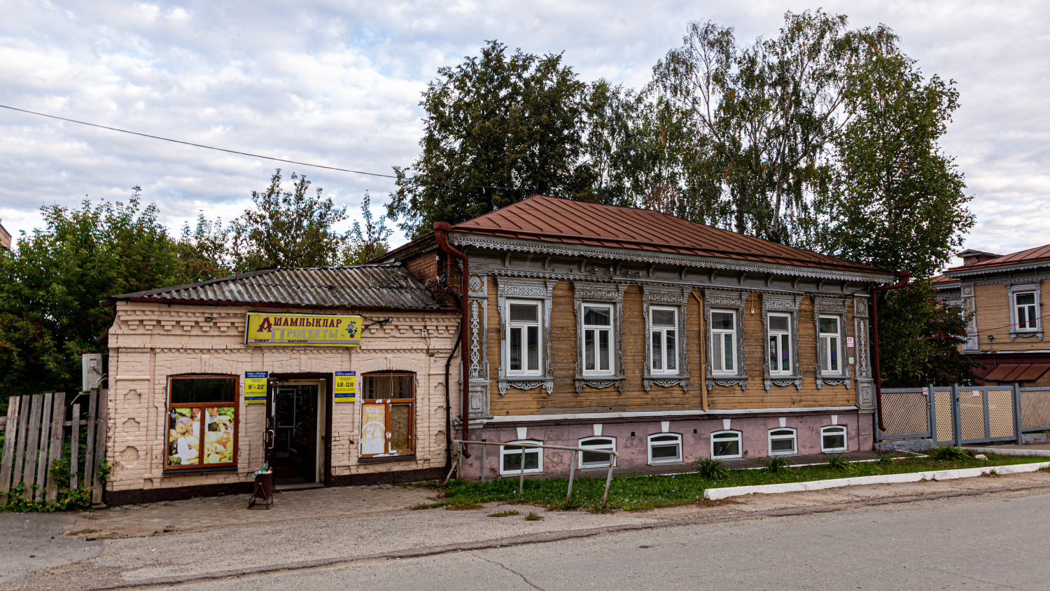 Елабуга, Улица Гассара, 18; Улица Гассара, 16