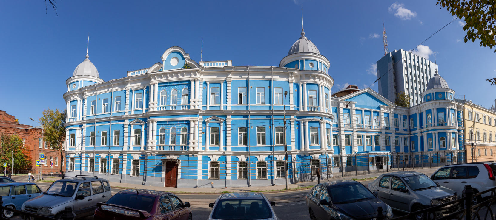 Perm, петропавловская улица, 24 / Улица 25 Октября, 12; Улица 25 Октября, 14