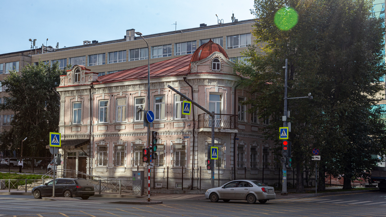 Perm, Монастырская улица, 83 / улица Попова, 7