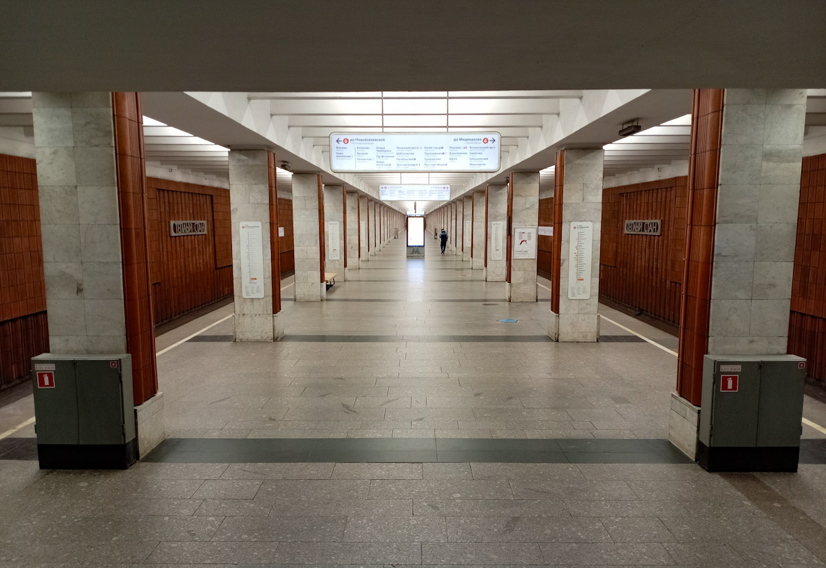 Москва, Калужско-Рижская линия Московского метрополитена, станция метро «Тёплый Стан»