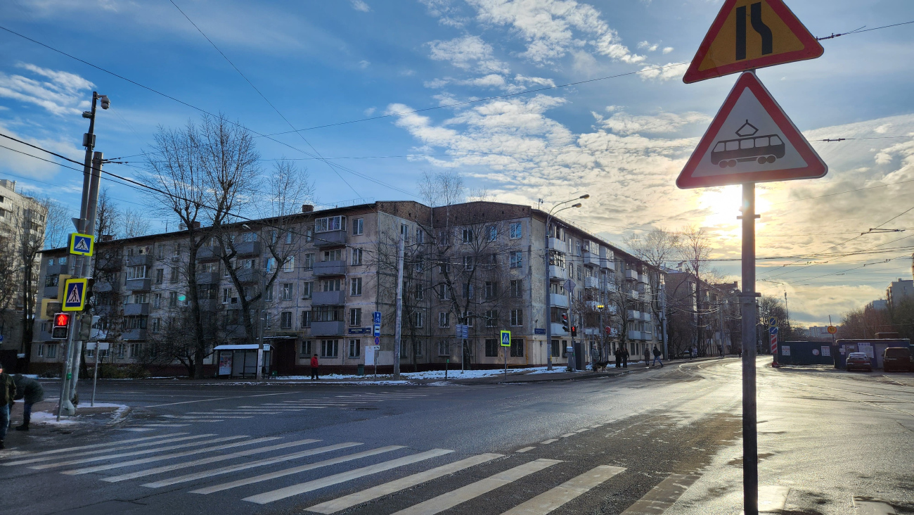Москва, Большая Черёмушкинская улица, 15 корп. 1 / Улица Винокурова,  18; Большая Черёмушкинская улица, 15 корп. 1