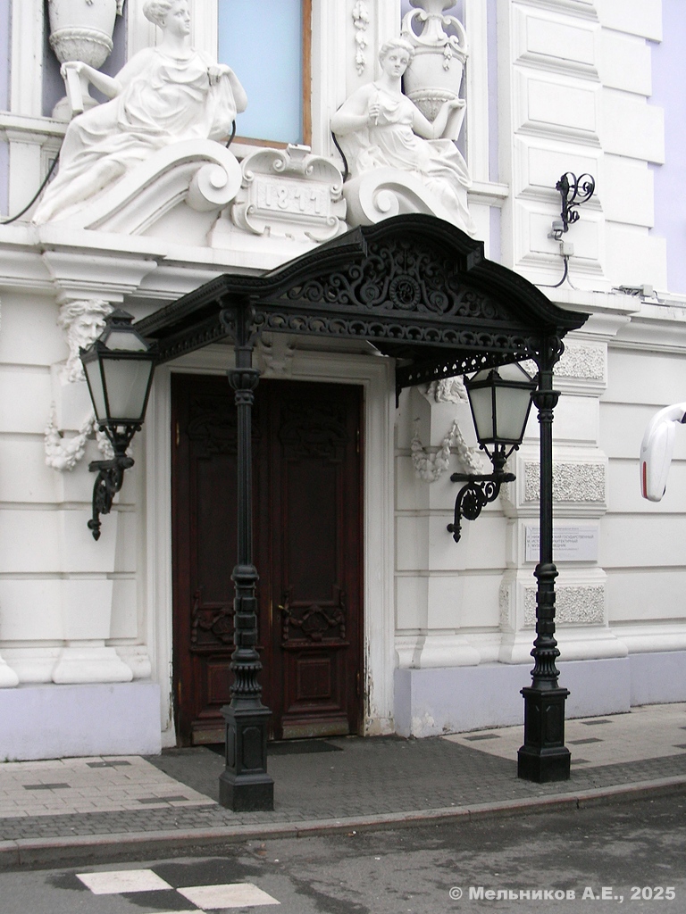 Нижний Новгород, Верхне-Волжская набережная, 7. Декор из литого чугуна