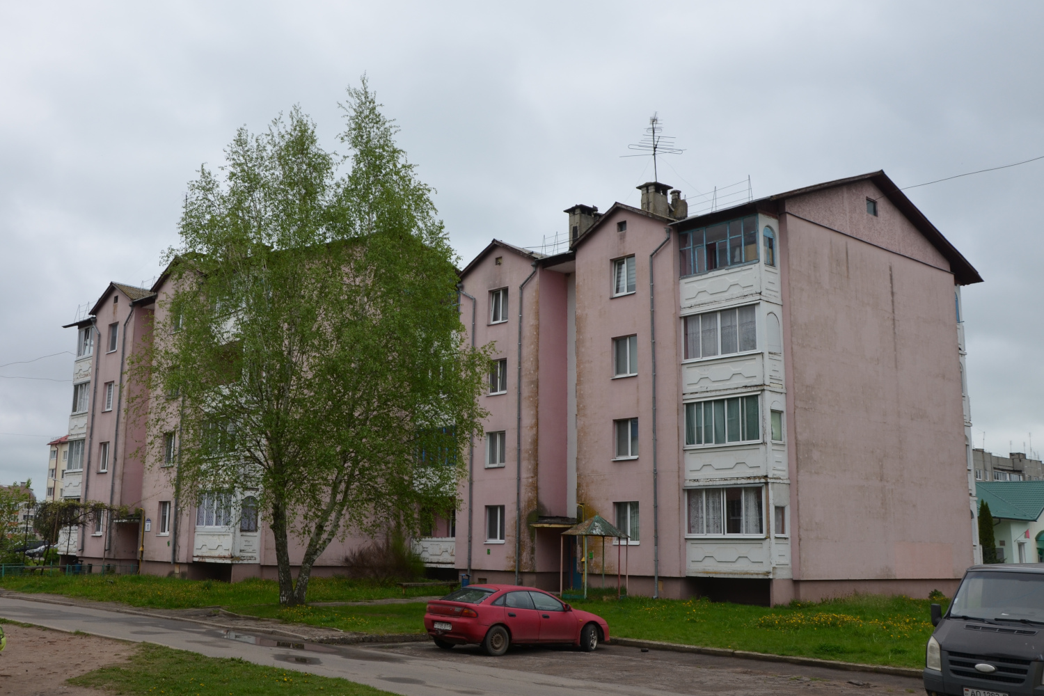 Лошница, Молодёжная улица, 1; Молодёжная улица, 2