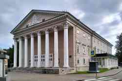 Санкт-Пецярбург, Набережная реки Крестовки, 10