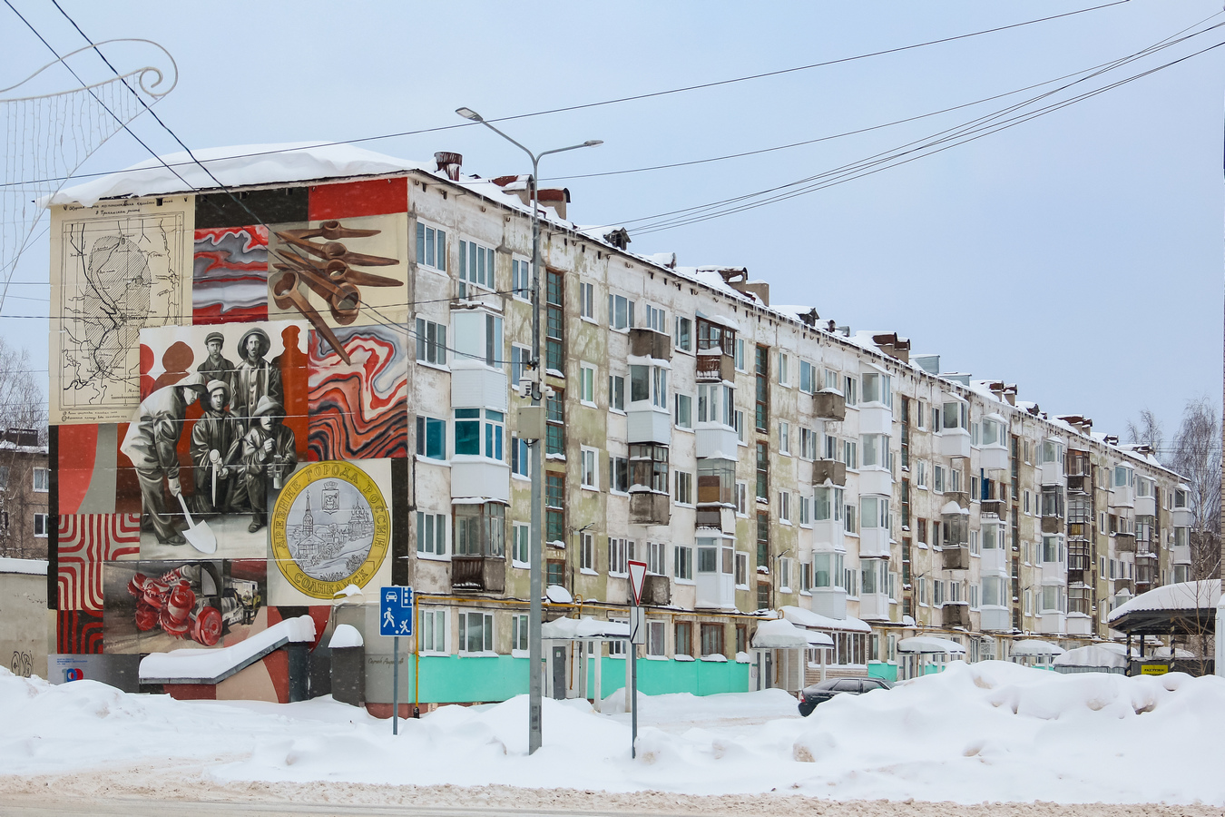 Соликамск, Улица Матросова, 61. Монументальное искусство (мозаики, росписи, барельефы, сграфито)