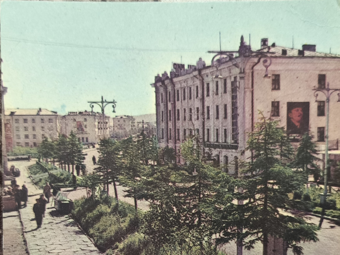 Магадан, Площадь Горького, 4; Площадь Горького, 7