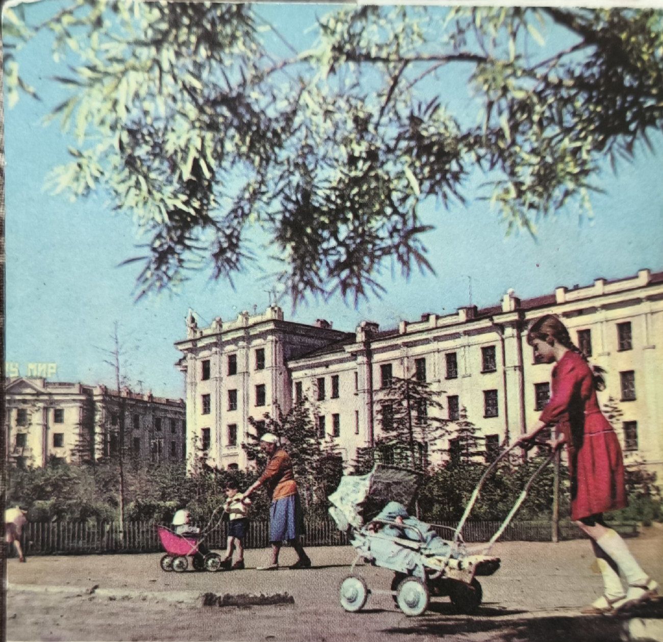 Магадан, Площадь Горького, 6; Площадь Горького, 4