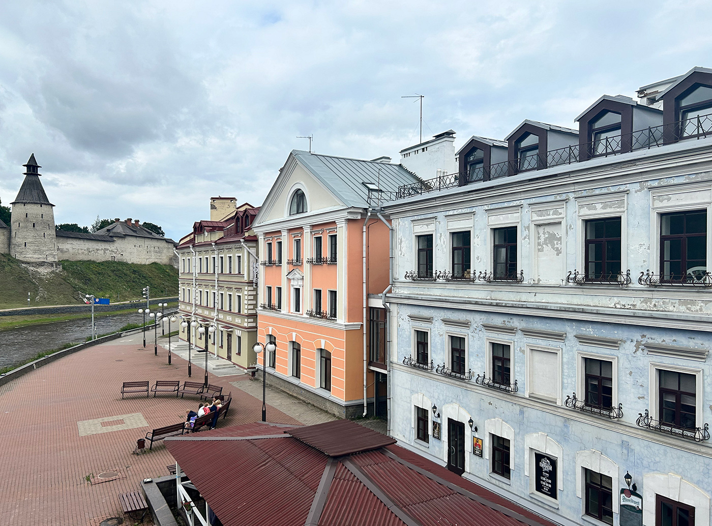 Псков, Советская набережная, 1 / Улица Леона Поземского, 2; Советская набережная, 2; Советская набережная, 3