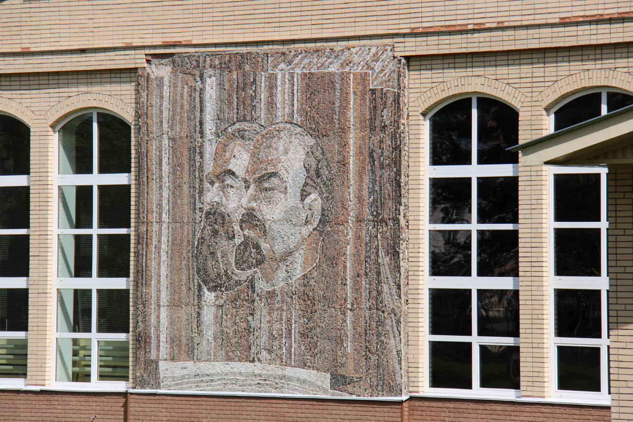 Смоленск, Улица Пржевальского, 4 корп. 1. Монументальное искусство (мозаики, росписи, барельефы, сграфито)