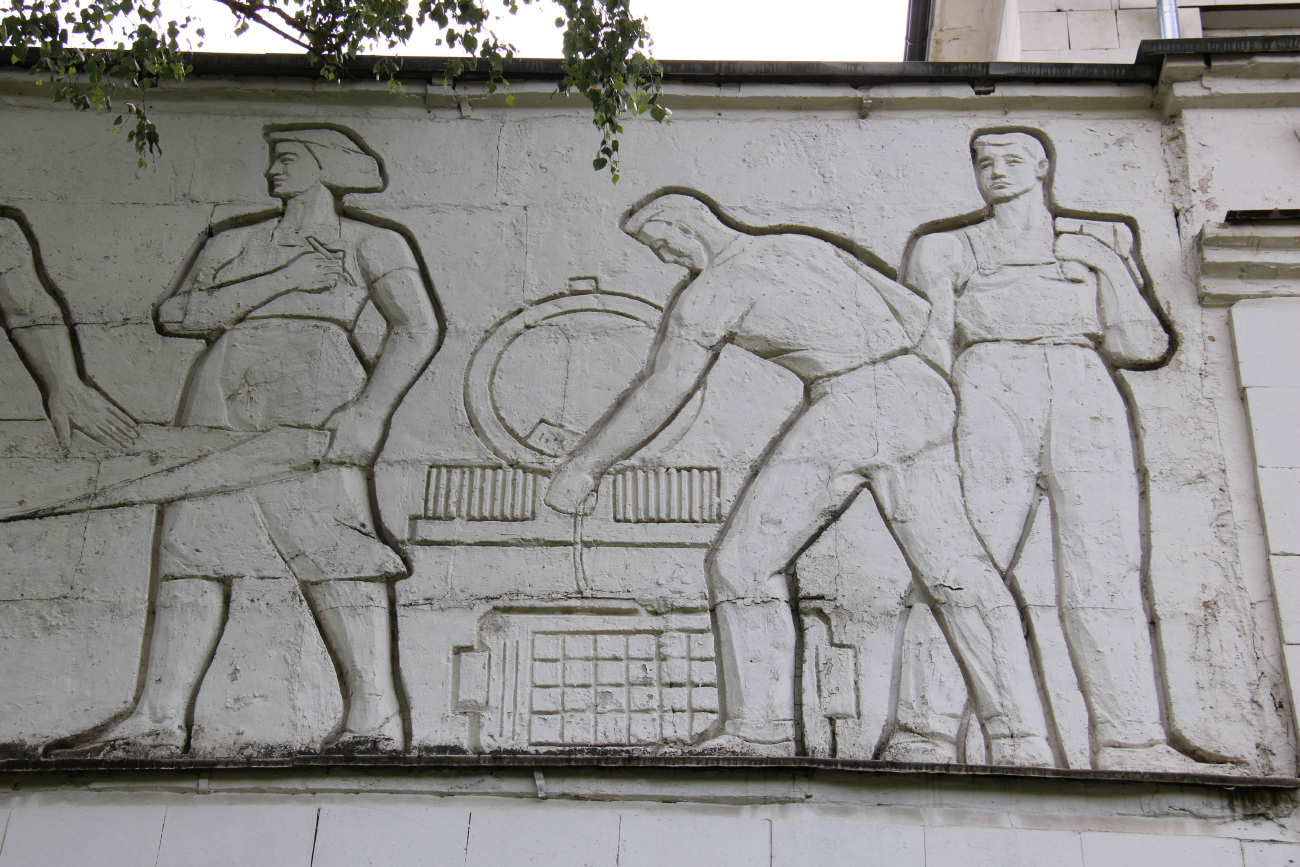 Смоленск, Улица Октябрьской Революции, 9 корп. 1. Монументальное искусство (мозаики, росписи, барельефы, сграфито)