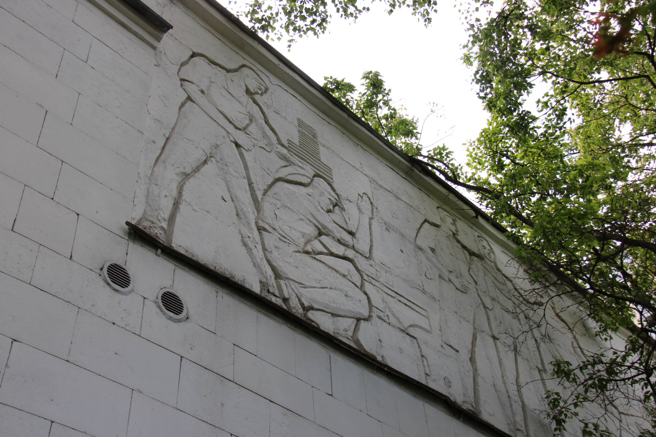 Смоленск, Улица Октябрьской Революции, 9 корп. 1. Монументальное искусство (мозаики, росписи, барельефы, сграфито)