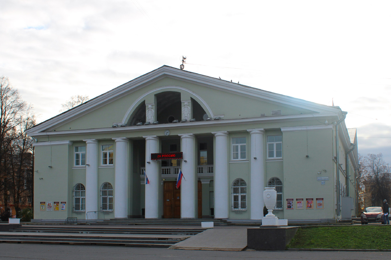 Металлострой, Площадь Академика Глухих, 1