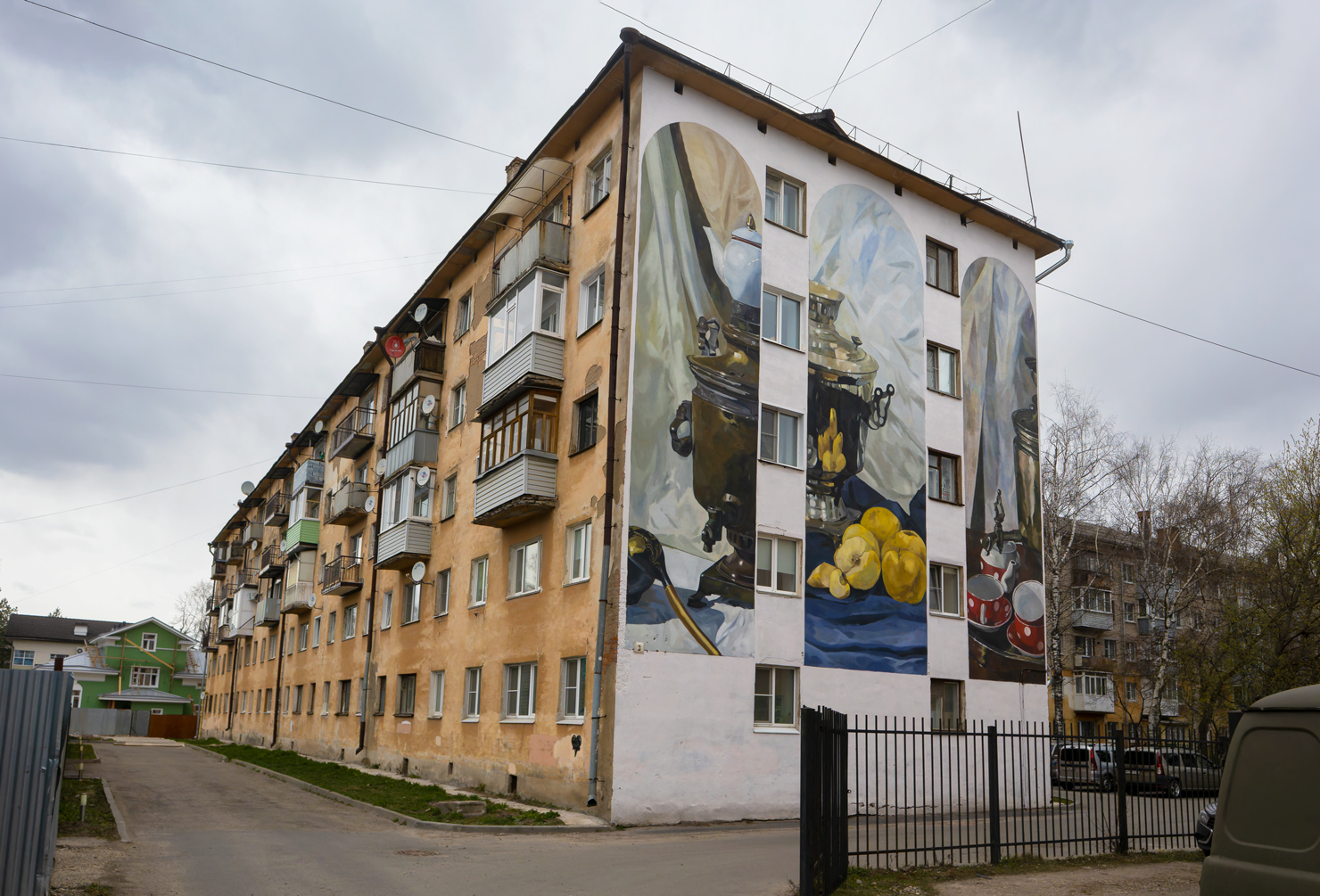 Вологда, Комсомольская улица, 3А. Монументальное искусство (мозаики, росписи, барельефы, сграфито)