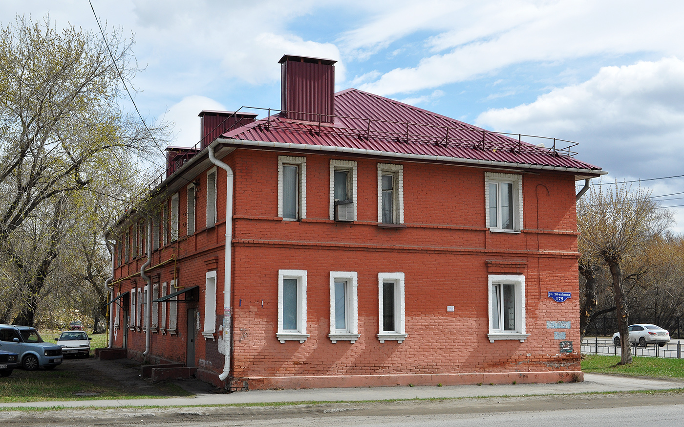 Omsk, Улица 20-я линия, 175 / Улица Масленникова, 201