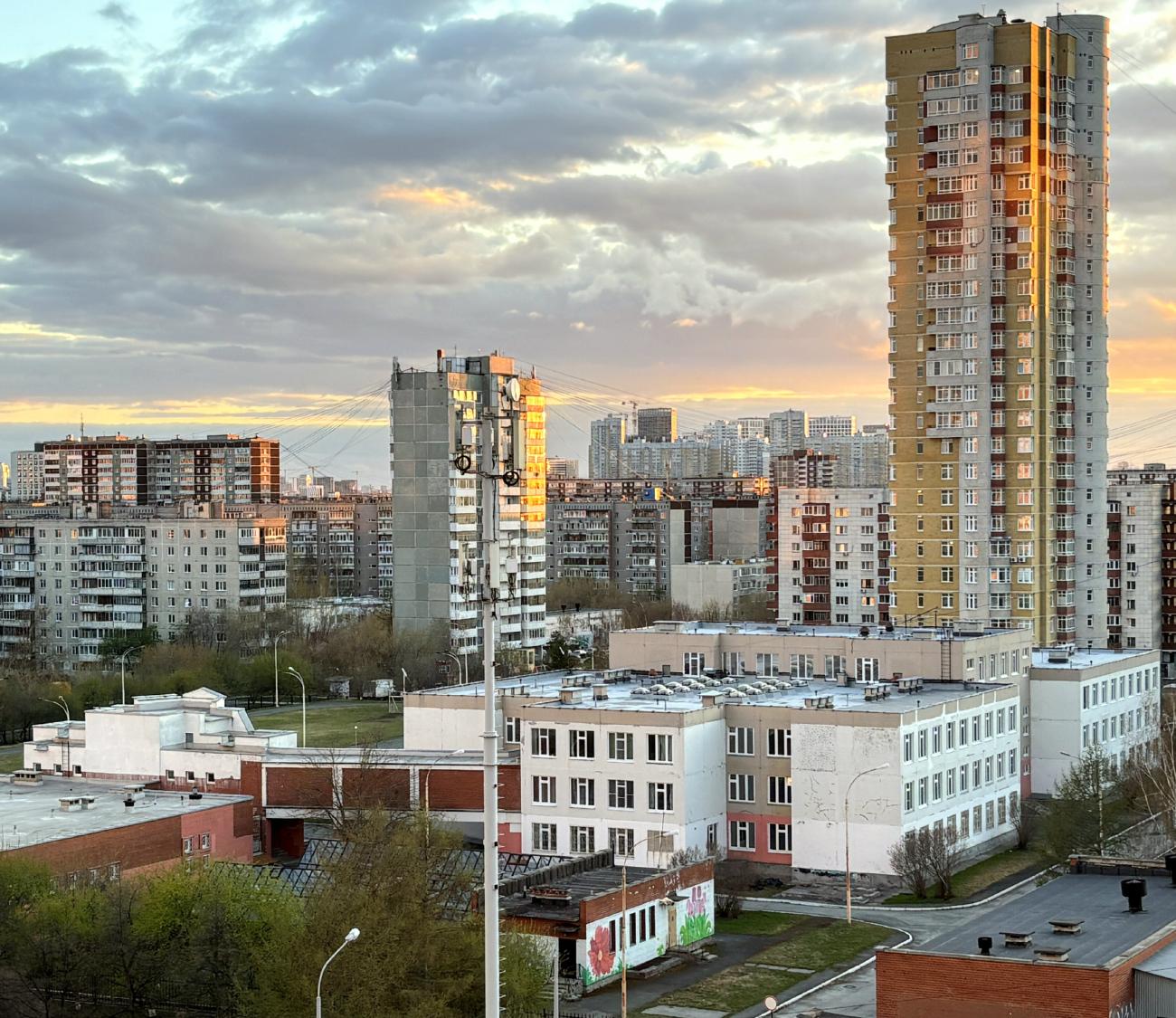 Yekaterinburg, Рассветная улица, 9; Рассветная улица, 9А; Улица Сыромолотова, 21; Улица Сыромолотова, 21А. Yekaterinburg — Panoramas