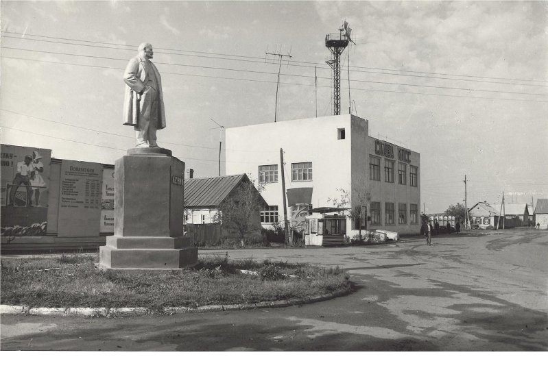 Камызяк, Площадь Павших Борцов, 5