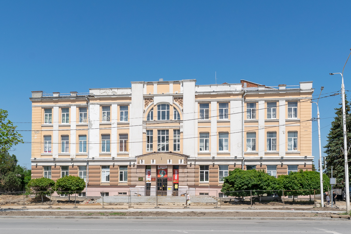 Новочеркасск, Платовский проспект, 72 / Атаманская улица, 37
