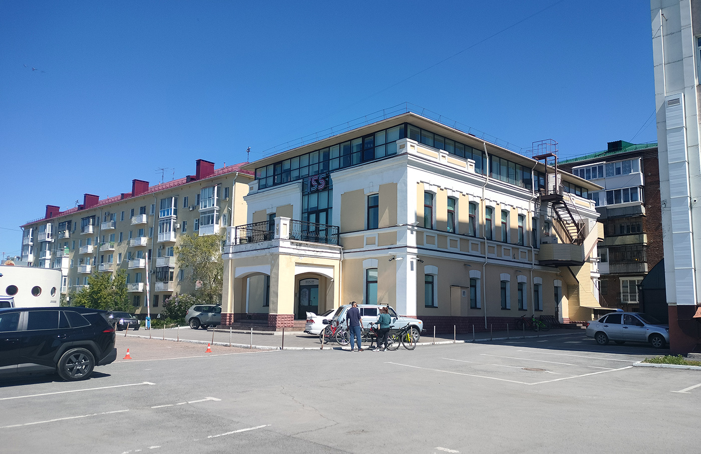 Омск, Улица 8 Марта, 4; Съездовская улица, 2 / Улица 8 Марта, 6