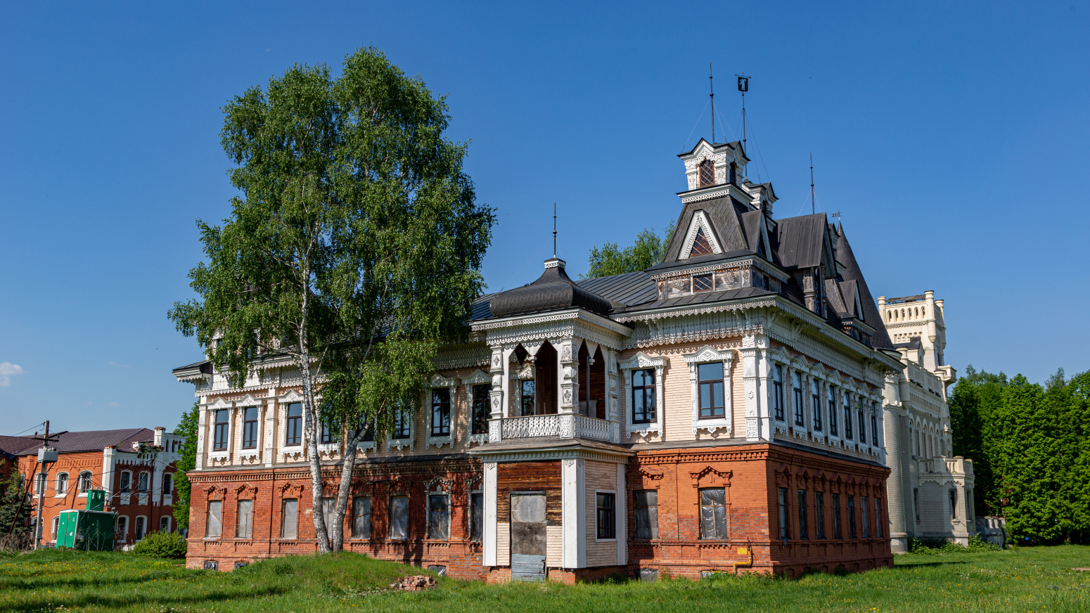 Красный Профинтерн, Набережная улица, 1